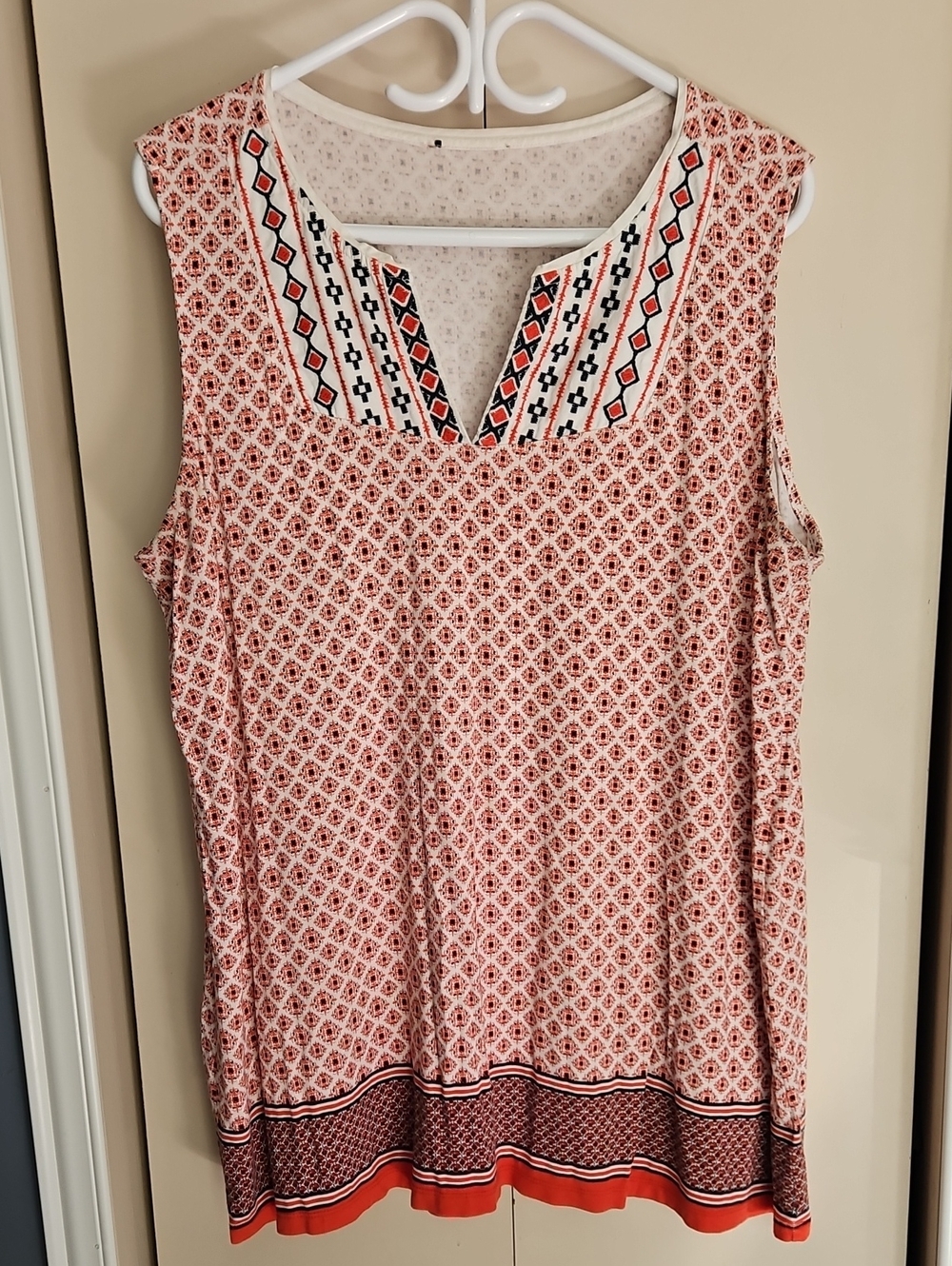 Sleeveless Patterned V-Neck Tank Top - Coral/White Ptp25 L30